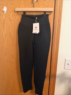Bombshell Black Textured High-Waist Leggings
